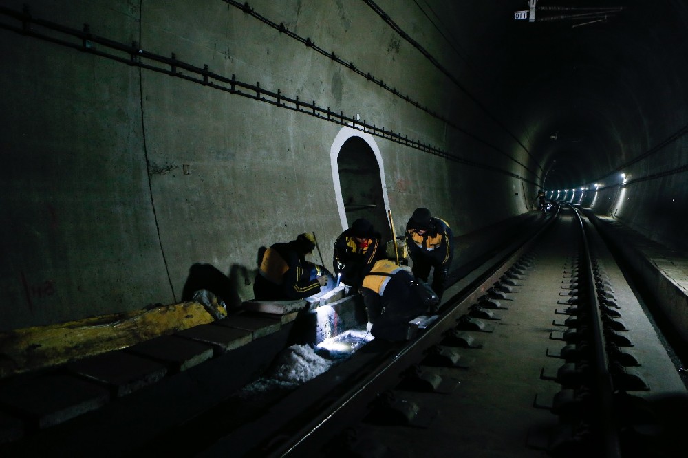 新兴铁路运营隧道病害现状